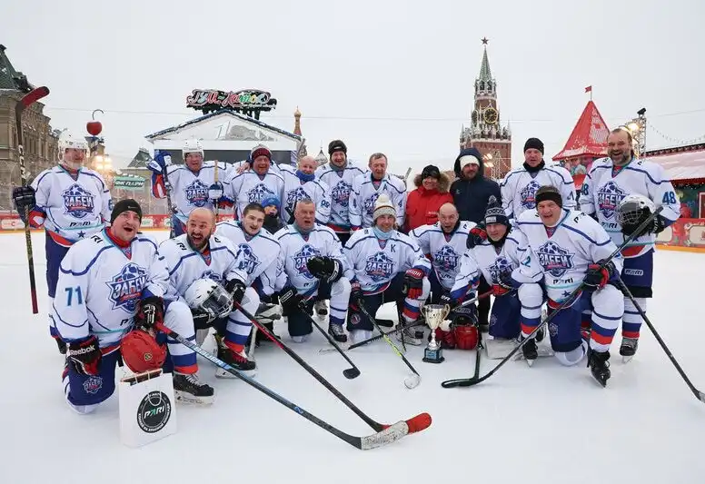Команды звездных футболистов и артистов сыграли в хоккей на Красной площади