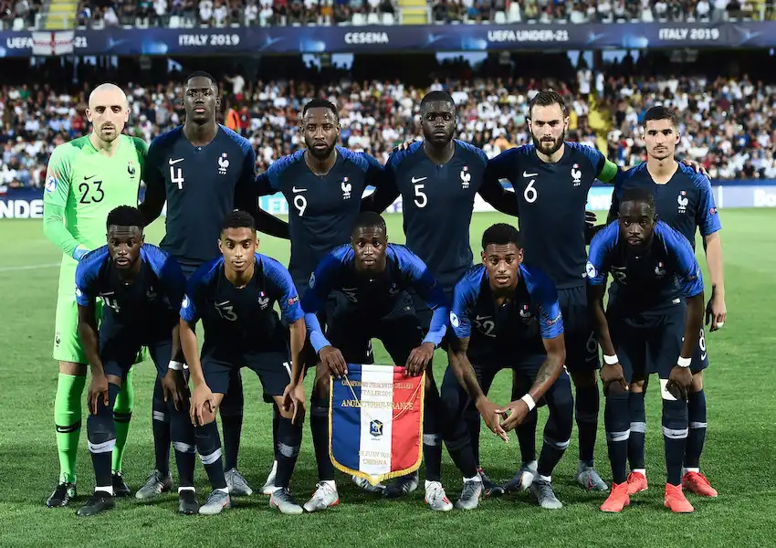 Сборная Франции может сыграть на ЧМ в Катаре без основного центрального защитника
