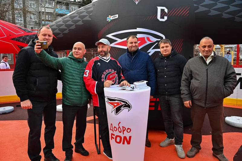 В Омске открылась хоккейная площадка имени Максима Сушинского