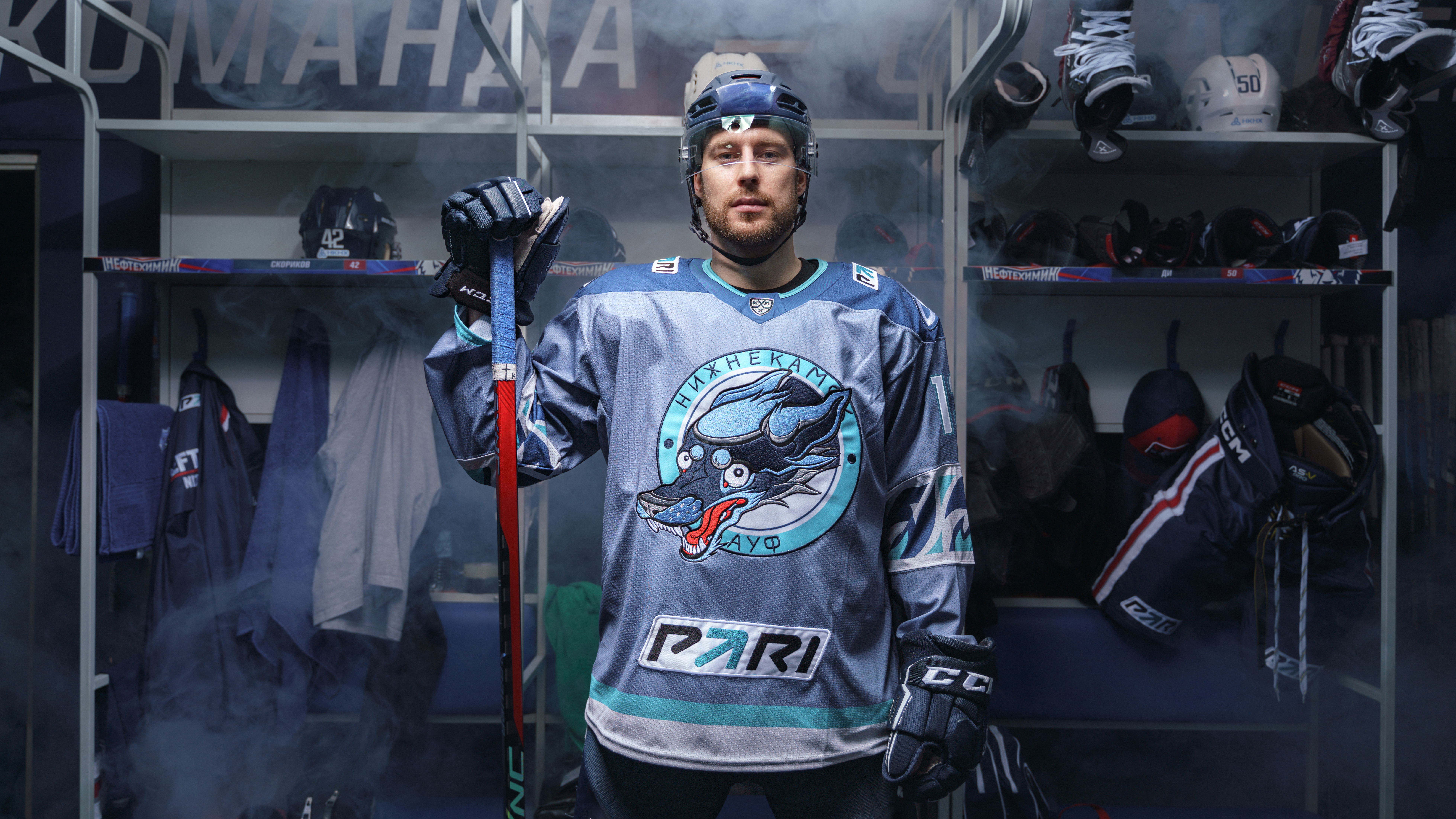 Дерзко и по-пацански. PARI устроила фотосессию для Лукаша Клока в джерси с четким логотипом Нефтехимика