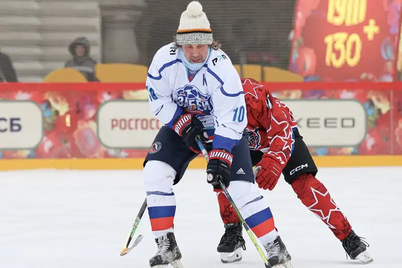 Команды звездных футболистов и артистов сыграли в хоккей на Красной площади